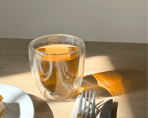 Verre de thé glacé pêche et verveine
